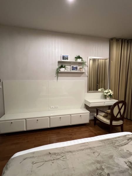bedroom and bathroom of 28 Chidlom