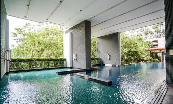 pool and room interior of 28 Chidlom