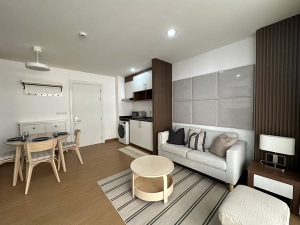 living room and bedroom of 6th Avenue Sukhumvit 15