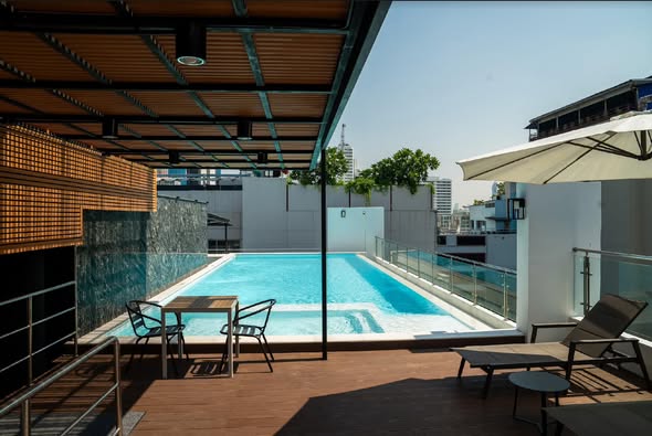 pool of 6th Avenue Sukhumvit 15