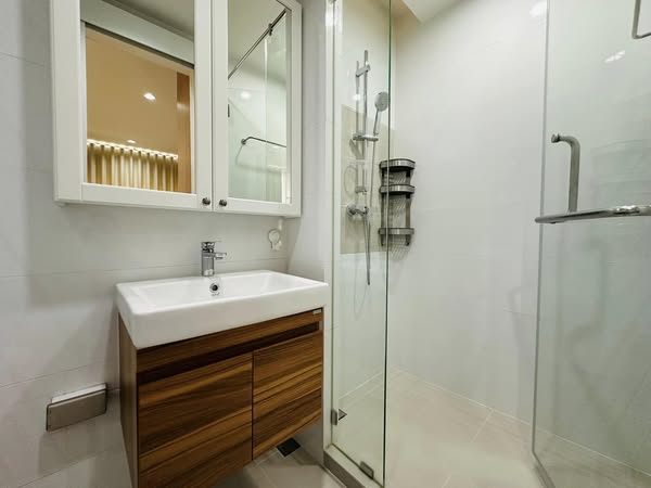 room interior and bathroom of 6th Avenue Sukhumvit 15