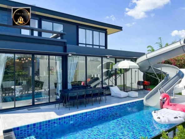 pool and room interior of พูลวิลล่ากรุงเทพ Airy Ville Bangkok