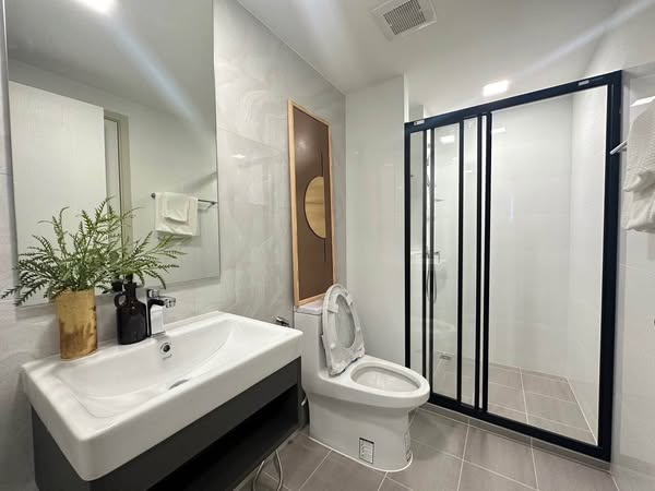 bathroom of Atmoz Palacio Ladprao Wanghin | แอทโมซ พาลาซิโอ ลาดพร้าว วังหิน