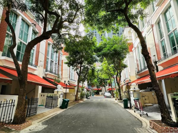 Baan klang Krung (British Town - Thonglor)