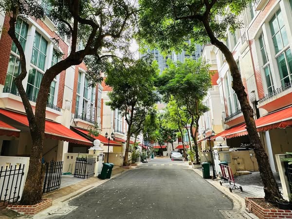 Baan klang Krung (British Town - Thonglor)