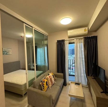 bedroom and room interior of Chapter One Eco Ratchada-HuaiKhwang