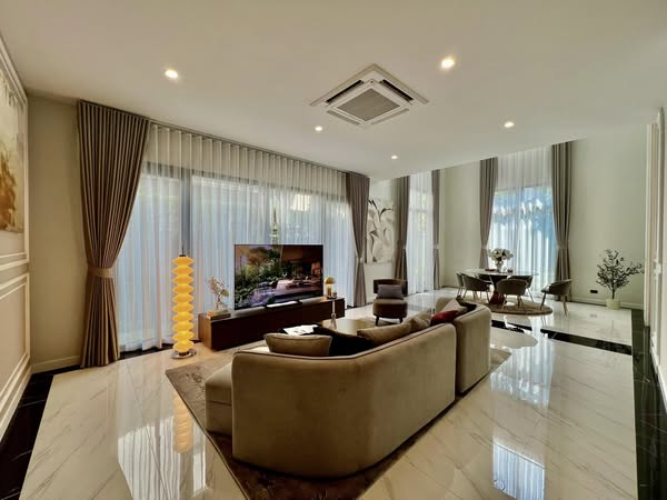 bedroom and living room of Cinq Royal Krungthep Kreetha