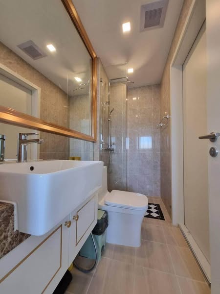 bathroom of Empire Tower