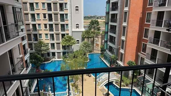 pool of Espana Condo Resort Pattaya