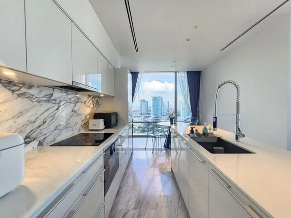 kitchen of Four Seasons Private Residences