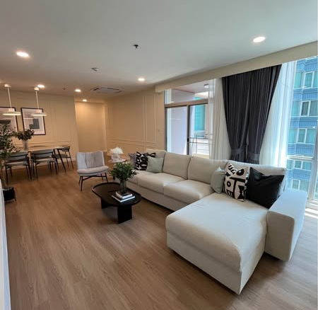 living room of Grand Langsuan Condominium