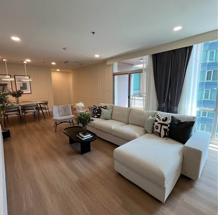 living room of Grand Langsuan Condominium