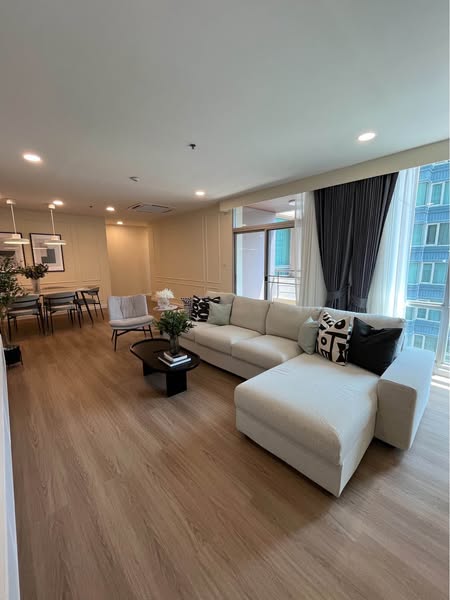 living room of Grand Langsuan Condominium