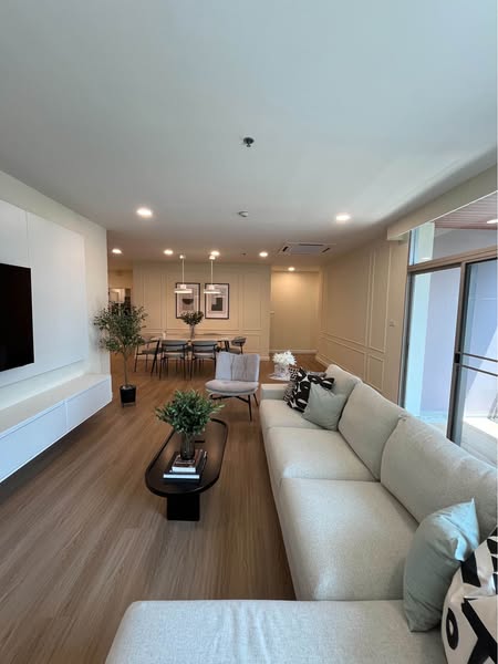 living room of Grand Langsuan Condominium