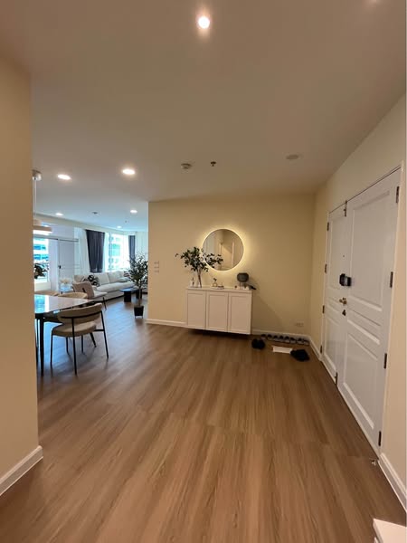 room interior of Grand Langsuan Condominium