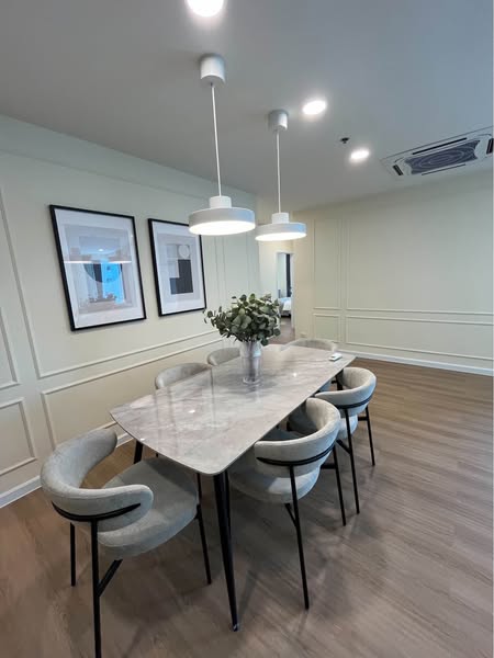 room interior and kitchen of Grand Langsuan Condominium