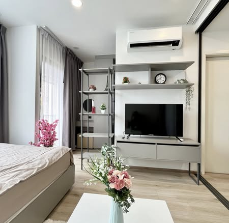 living room and bedroom of Groove Scape Ladprao-Sutthisan (กรูฟ สเคป ลาดพร้าว - สุทธิสาร)