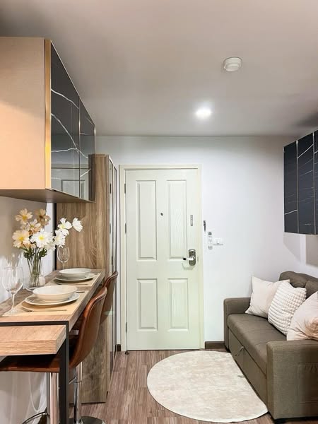 living room and room interior of ไฮ สุทธิสาร คอนโด (HI Sutthisan Condo)