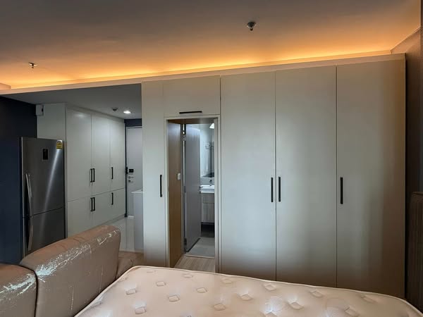 bedroom and room interior of Ideo Mobi Phaya Thai