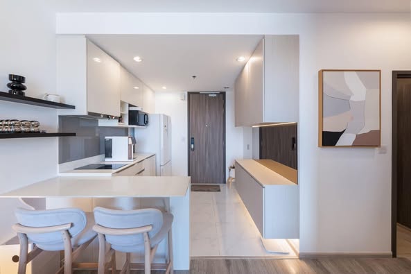 room interior and kitchen of Ideo Mobi Sukhumvit 66