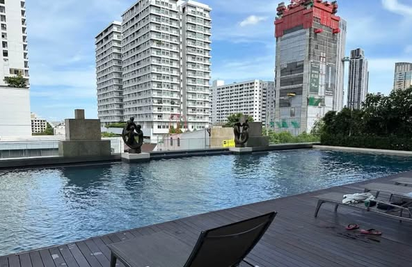 pool of IVY THONGLOR