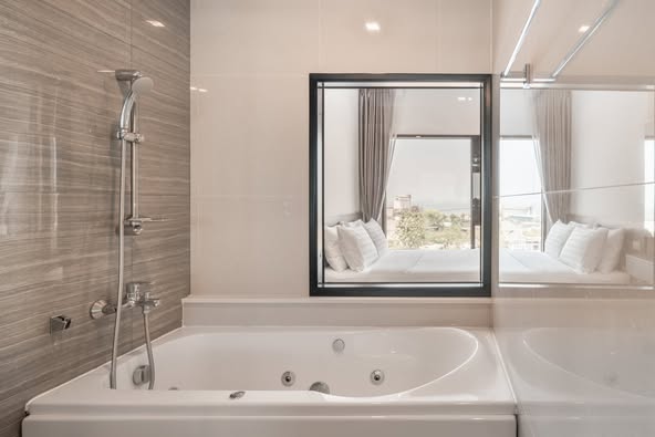 bedroom and bathroom of KnightsBridge The Ocean Sriracha