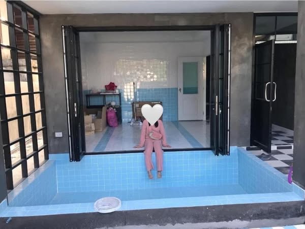 pool and room interior of Kodang Hlang Wad สตูดิโอให้เช่า