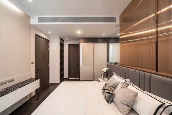 bedroom and room interior of LAVIQ Sukhumvit 57