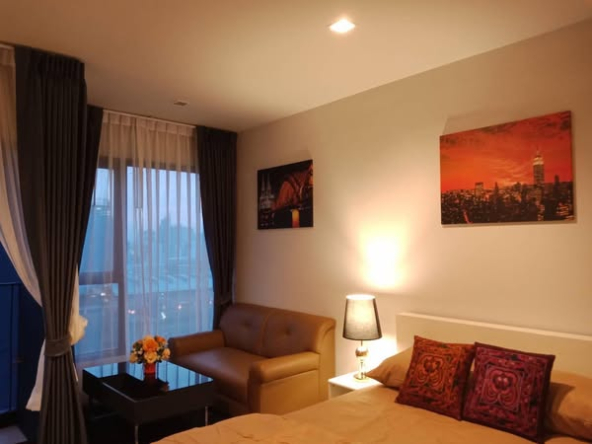 living room and bedroom of Life Asoke – Rama 9