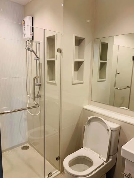 room interior and bathroom of Life Asoke – Rama 9