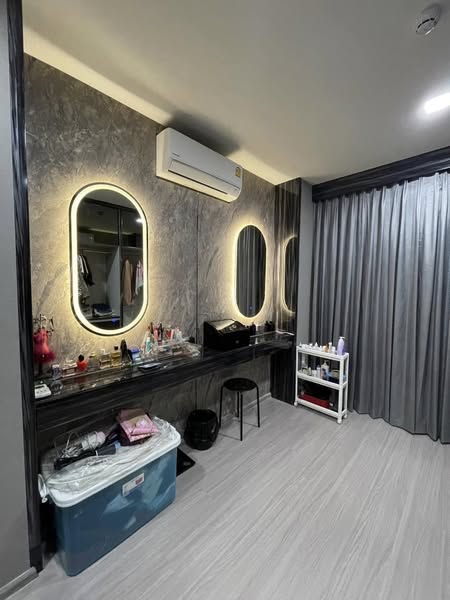 bedroom and bathroom of Life Asoke Hype