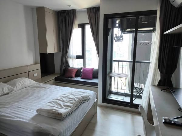 bedroom of Life One Wireless