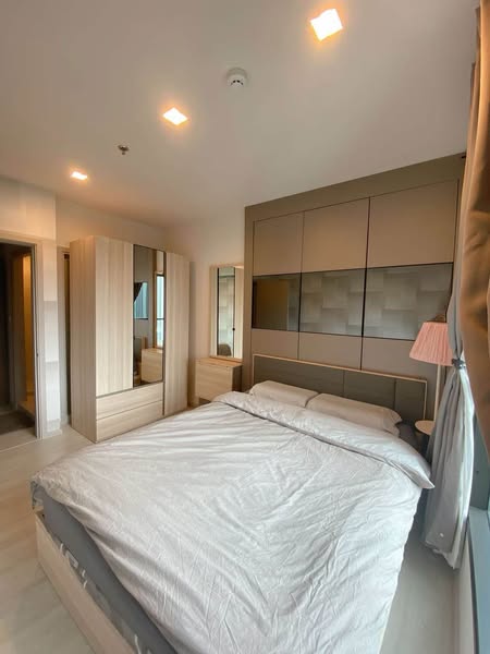 bedroom and room interior of Life Sukhumvit 48