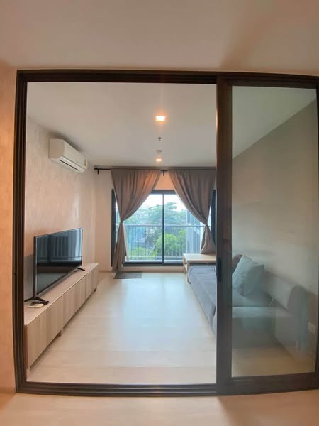 bedroom and room interior of Life Sukhumvit 48