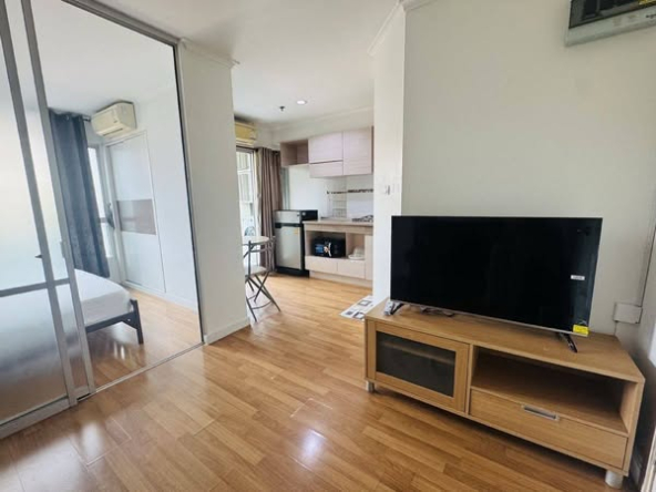 living room and room interior of Lumpini Place Rama 4 - Kluai Nam Thai