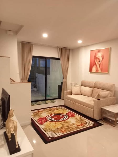 living room of บ้านลุมพินี ทาวน์เพลส สุขุมวิท - ศรีนครินทร์ Lumpini Townplace Sukhumvit - Srinakarin