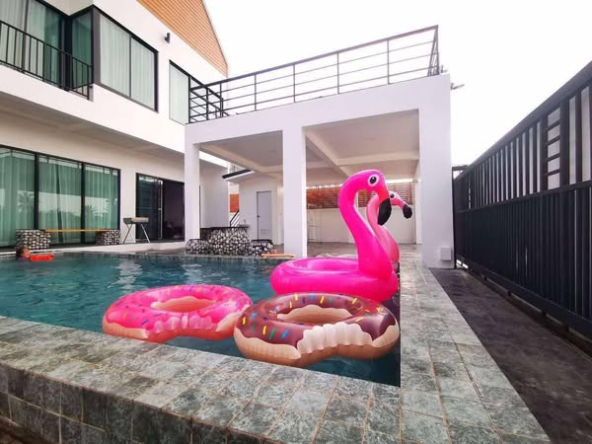 pool of บ้านพักพูลวิลล่า mickey house อัมพวา