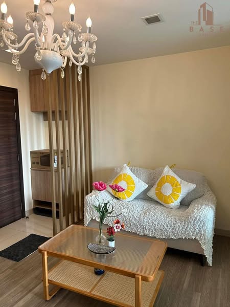 living room and bathroom of Moniiq Sukhumvit 64
