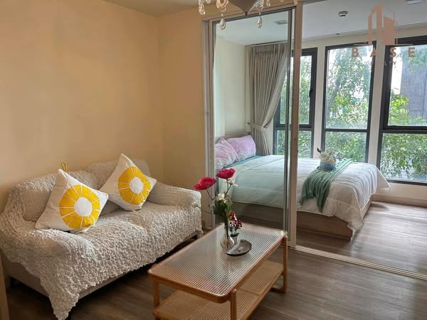 living room and bedroom of Moniiq Sukhumvit 64