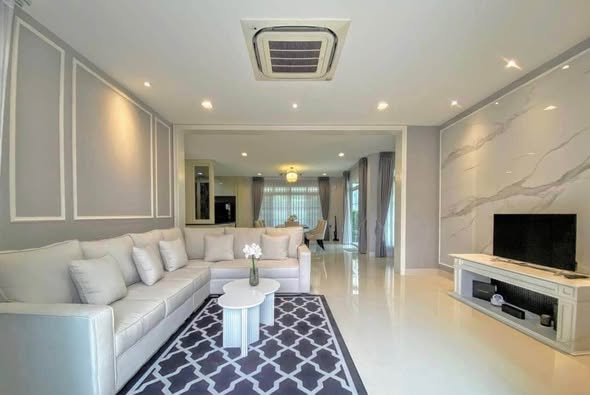 living room of Nantawan Ramindra – Phahonyothin 50