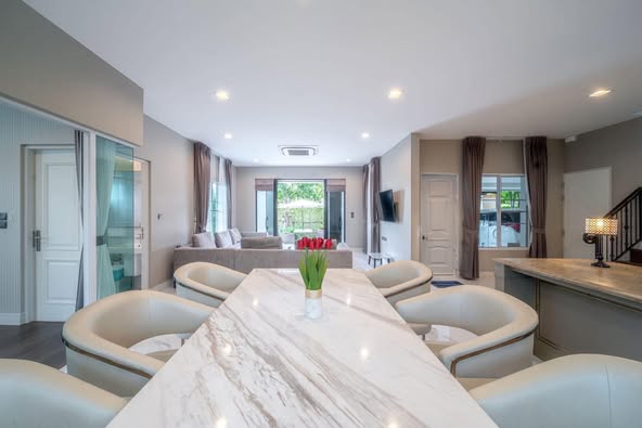 living room and kitchen of Nantawan Ramindra - Phahonyothin 50