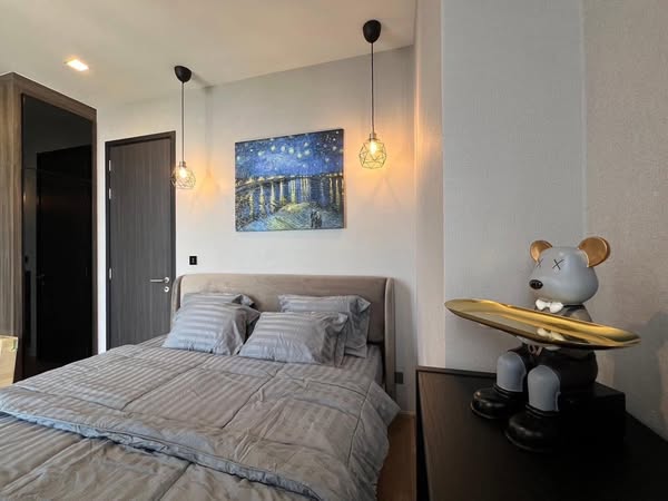 bedroom of Noble Around Ari