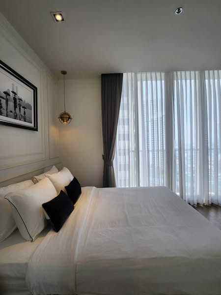 bedroom of Park Origin Phrom Phong