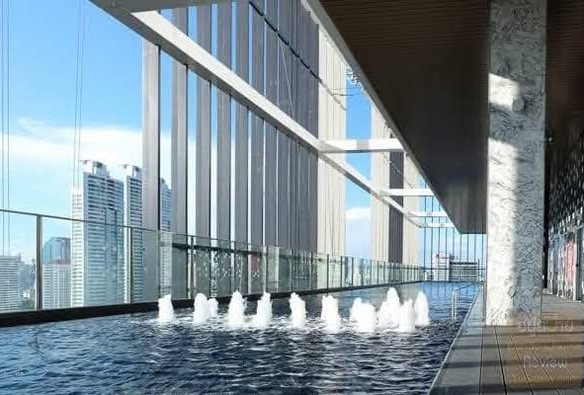 pool of Park Origin Phrom Phong