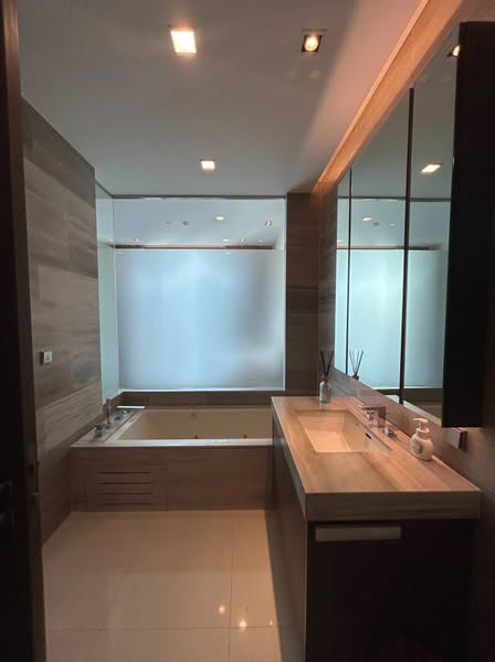 room interior and bathroom of Q1 Sukhumvit Condo by Q House