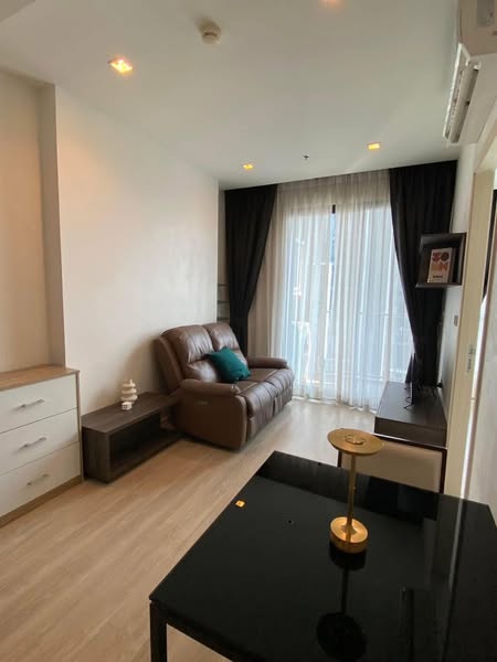 bedroom and living room of Quinn Ratchada 17