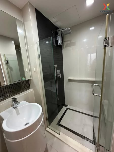 room interior and bathroom of RHYTHM Sukhumvit 44/1