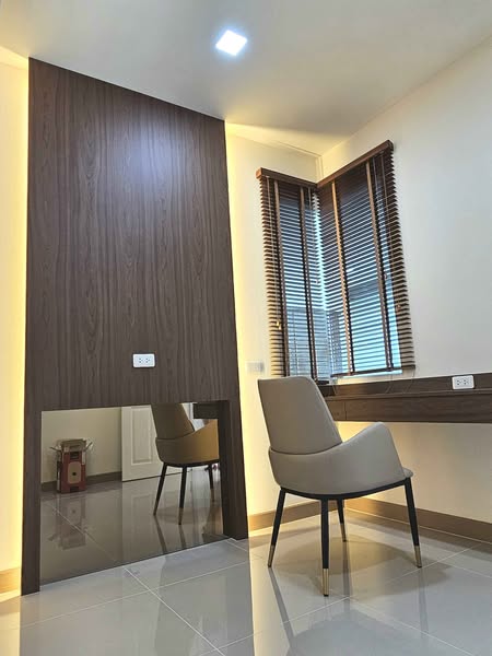 room interior and bathroom of โกลเด้น นีโอ ศิริราช-ราชพฤกษ์