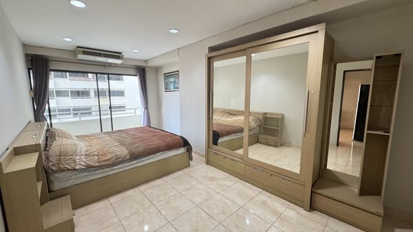 bedroom and room interior of Saranjai Mansion
