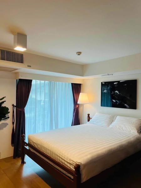 bedroom of Siamese Thirty Nine